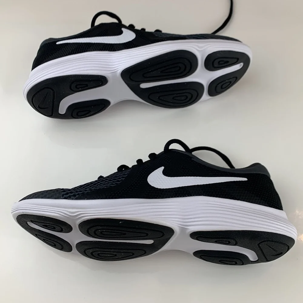 NWT! Nike  Revolution 4 (WIDE) GS 6 Youth - Picture 8 of 11